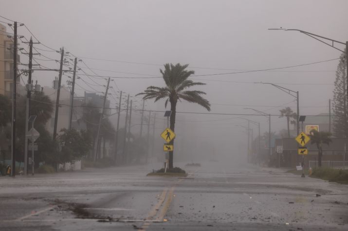 Estrada vazia enquanto o furacão Helene se aproxima da costa em 26 de setembro de 2024, em St. Pete Beach, na Flórida • Joe Raedle/Getty Images