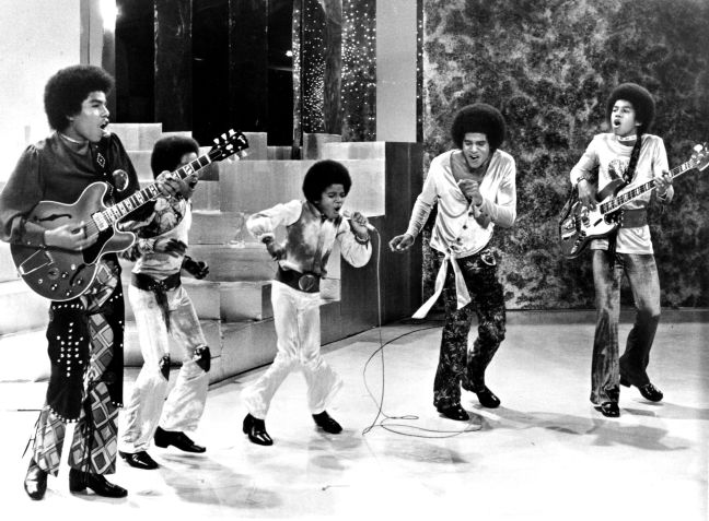 O quinteto de R&B Jackson 5 se apresenta em um programa de TV na década de 1960. Da esquerda para a direita: Tito Jackson, Marlon Jackson, Michael Jackson, Jackie Jackson e Jermaine Jackson • Michael Ochs Archives/Getty Images