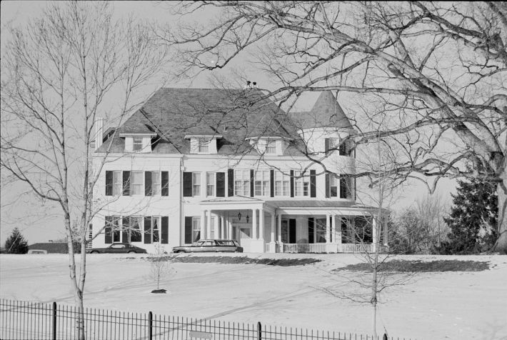 Vista de inverno do Número 1 do Observatory Circle, residência oficial do vice-presidente dos EUA, na neve, Washington DC, 17 de janeiro de 1977. • U S News; World Report Collection/Thomas O'Halloran/PhotoQuest/Getty Images
