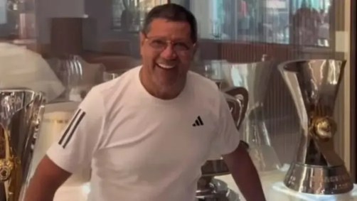 Pai de Hulk no museu de conquistas do filho