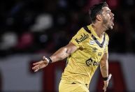 Santos vence após vacilo do Botafogo-SP e cola na liderança da Série B
