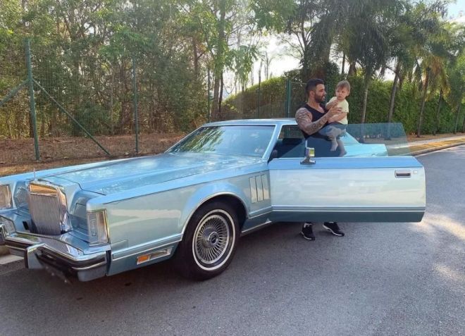 Lincoln Continental foi restaurado e o cantor postou foto com o filho • Reprodução/Instagram