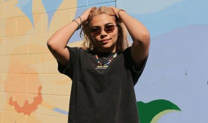 Hayley Kiyoko sobre livro com romance LGBTQIA+: "Espero que inspire jovens”