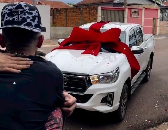 Mãe de Luan Pereira ganhou uma Toyota Hilux • Instagram/Luan Pereira