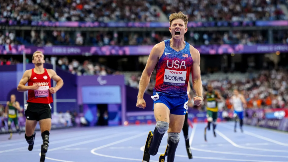 Hunter Woodhall comemora após conquistar sua medalha de ouro parlímpica