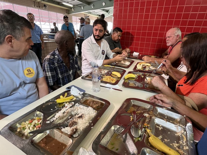Gabriel Azevedo (MDB) em almoço na região hospitalar • Divulgação