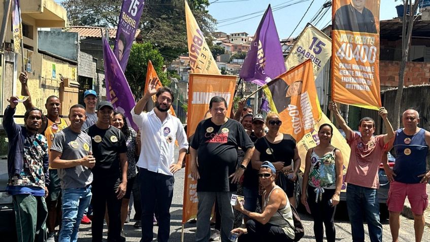 Gabriel (de camisa branca) durante caminhada na Concórdia nesta quarta • Divulgação