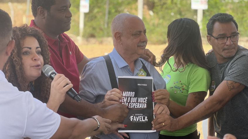 Fuad (ao centro) durante encontro com a Rede Favela nesta terça • Thomaz Albano
