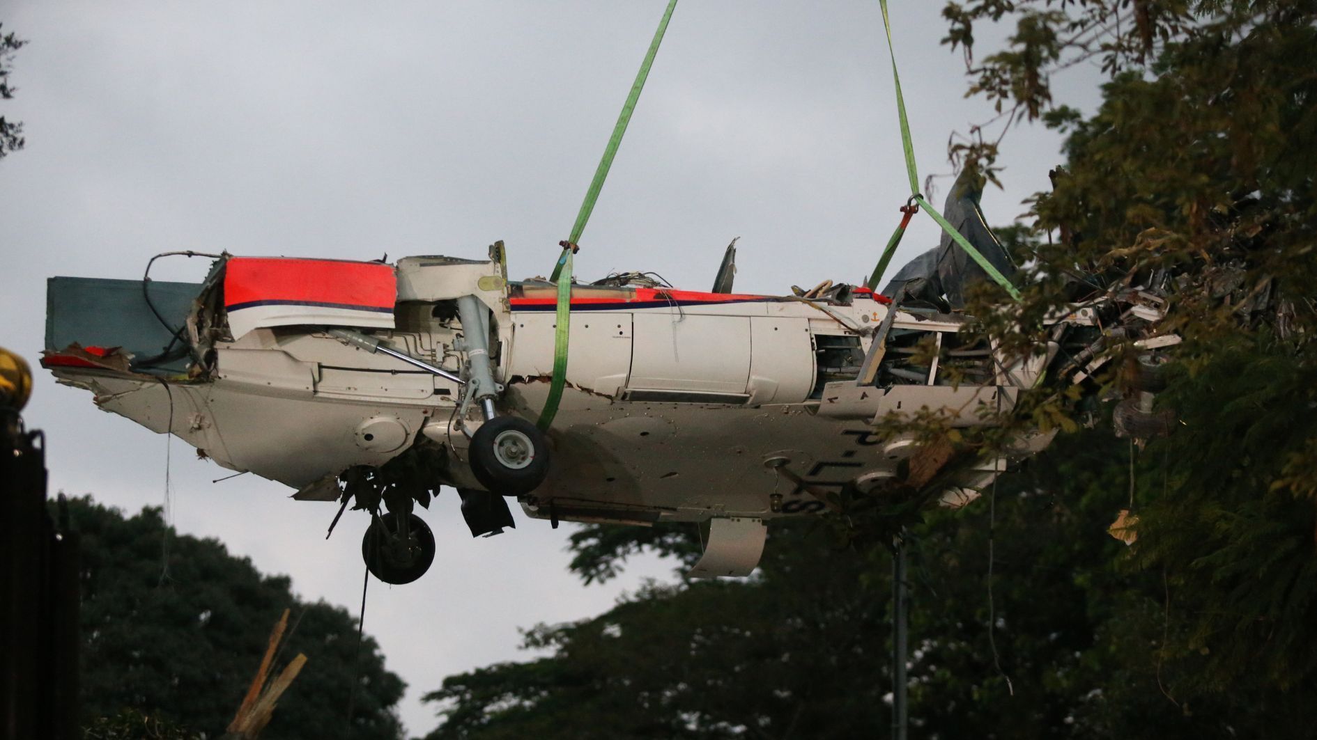 Remoção dos destroços do helicóptero que matou Thomaz Alckmin em 2015