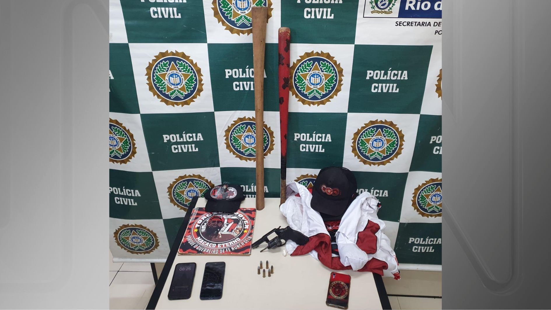 Polícia apreendeu arma de fogo e bastões com os torcedores de organizada do Flamengo