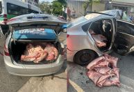 Churrasco frustrado: ladrões batem carro após roubarem carga de carne no Rio
