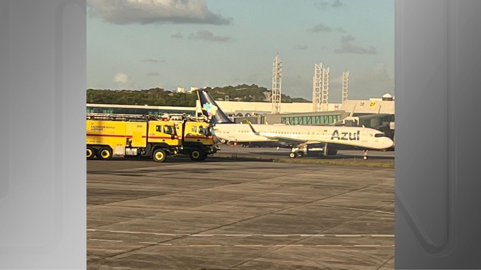 Avião da Azul foi recebido por bombeiros após pouso de emergência no aeroporto de Salvador