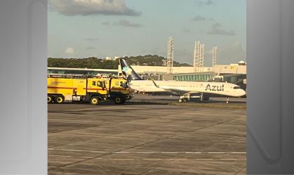 Avião da Azul foi recebido por bombeiros após pouso de emergência no aeroporto de Salvador
