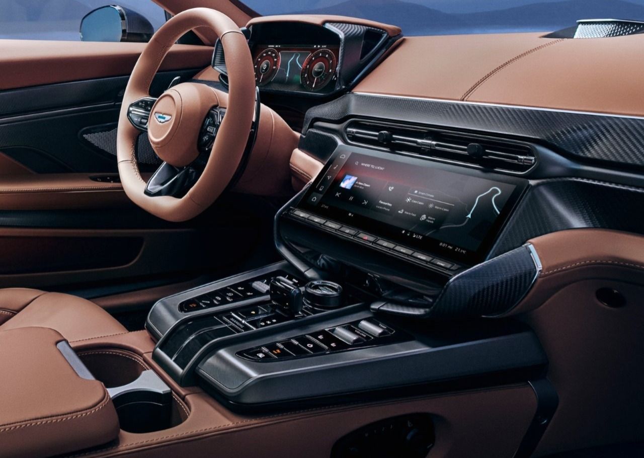 Aston Martin tem duas telas de 10,25" • Divulgação