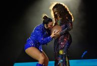 Rock in Rio 2024: grávida, Iza recebe benção de Ivete Sangalo no palco