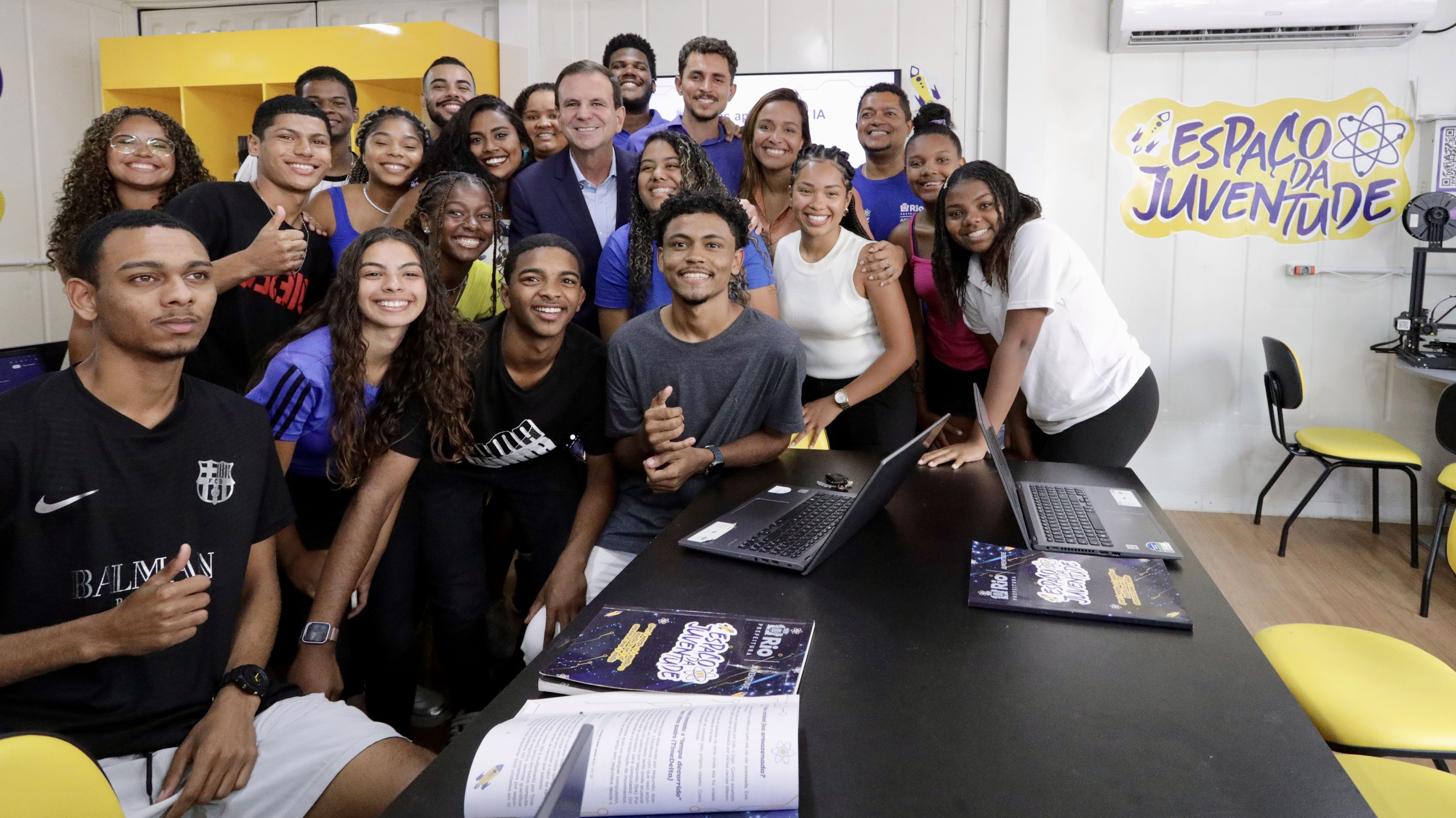 Eduardo Paes (PSD) em visita ao Espaço da Juventude da Cidade de Deus, na zona oeste, em campanha nesta quinta (19) • Divulgação