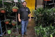 Ele começou com uma Kombi e muitas dívidas; hoje, seu negócio de flores fatura R$ 1 mi