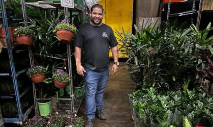 Ele começou com uma Kombi e muitas dívidas; hoje, seu negócio de flores fatura R$ 1 mi