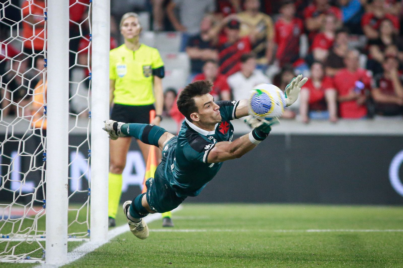 Léo Jardim, do Vasco, é o goleiro com mais defesas da Série A