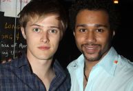 Atores de "High School Musical" falam de cena em que aparecem de roupas trocadas: "Ideia do diretor"