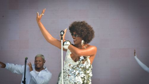 Luedji Luna recebeu Tássia Reis e Xênia França para abrir os trabalho no Palco Sunset na sexta-feira (20)