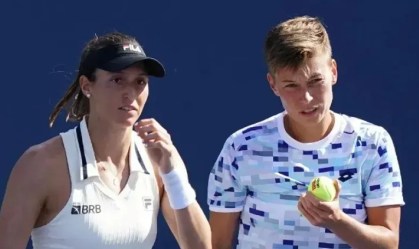 Luisa Stefani leva "pneu", força tiebreak e cai na estreia das duplas em Wuhan
