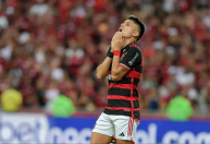 Flamengo deve negociar dois jogadores na próxima janela; entenda