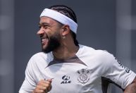 Memphis Depay passa por trote em primeiro treino em campo pelo Corinthians