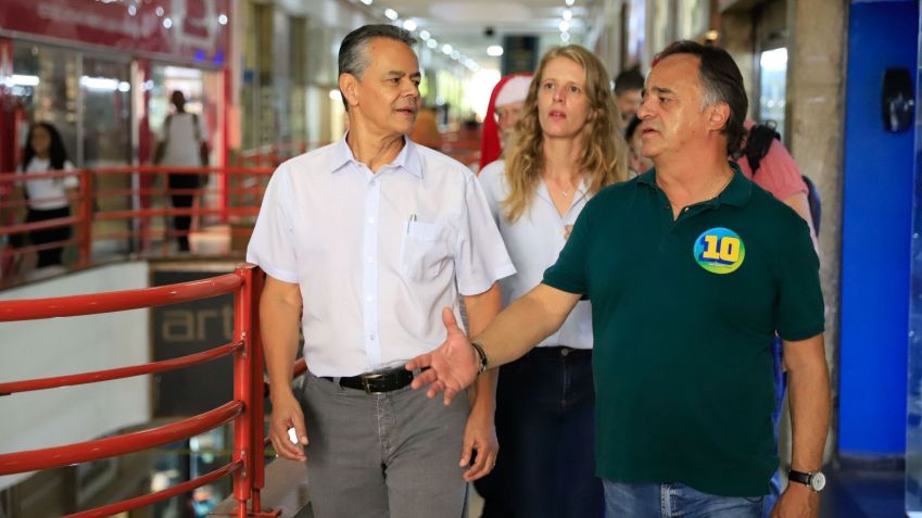 Tramonte (à direita) visitou uma vila nesta quinta e disse que vai conversar com moradores de todas as favelas • Divulgação