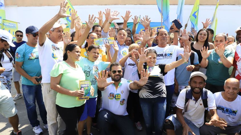 Tramonte (com camisa, no centro da foto) disse, durante evento com apoiadores, que focará em melhorias no transporte público caso seja eleito • Ramon Bitencourt/Divulgação