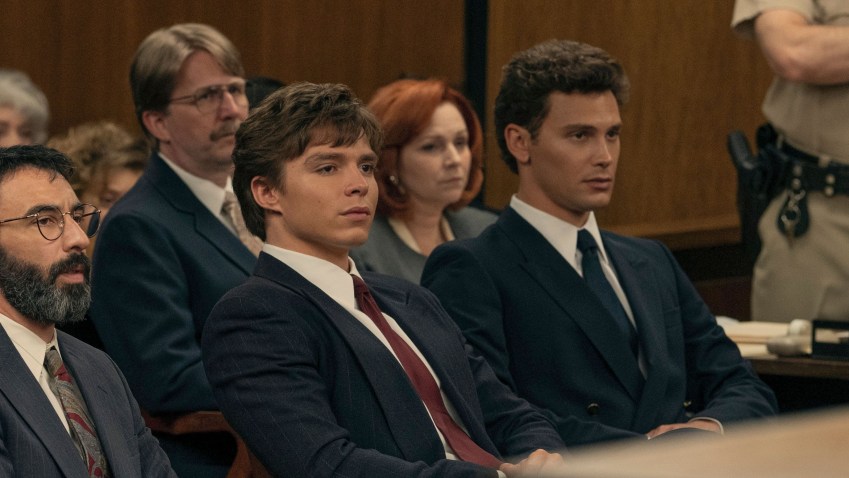 Enredo da série da Netflix foi inspirado no caso dos irmãos Menendez, jovens da elite americana que assassinaram seus próprios pais com doze tiros em 1989 • Netflix