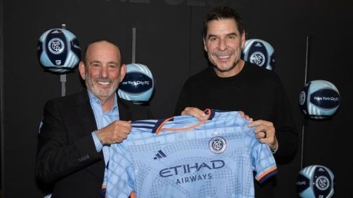 Marcelo Claure (à direita, todo de preto) celebra compra de ações do New York