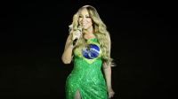 Mariah Carey chega ao Brasil e atende fãs na porta de hotel; veja
