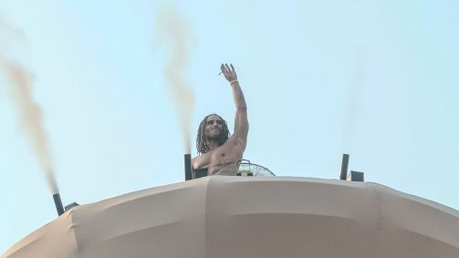 Trapper ficou suspenso em uma plataforma durante 3 horas para divulgar seu novo disco "333"