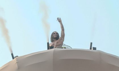 Matuê fica suspenso no Vale do Anhagabaú para divulgar novo disco
