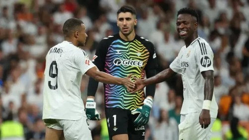 Mbappé (esq) e Vini Jr (dir) em jogo do Real Madrid pelo Espanhol