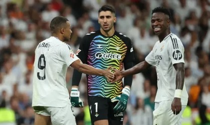 Mbappé (esq) e Vini Jr (dir) em jogo do Real Madrid pelo Espanhol