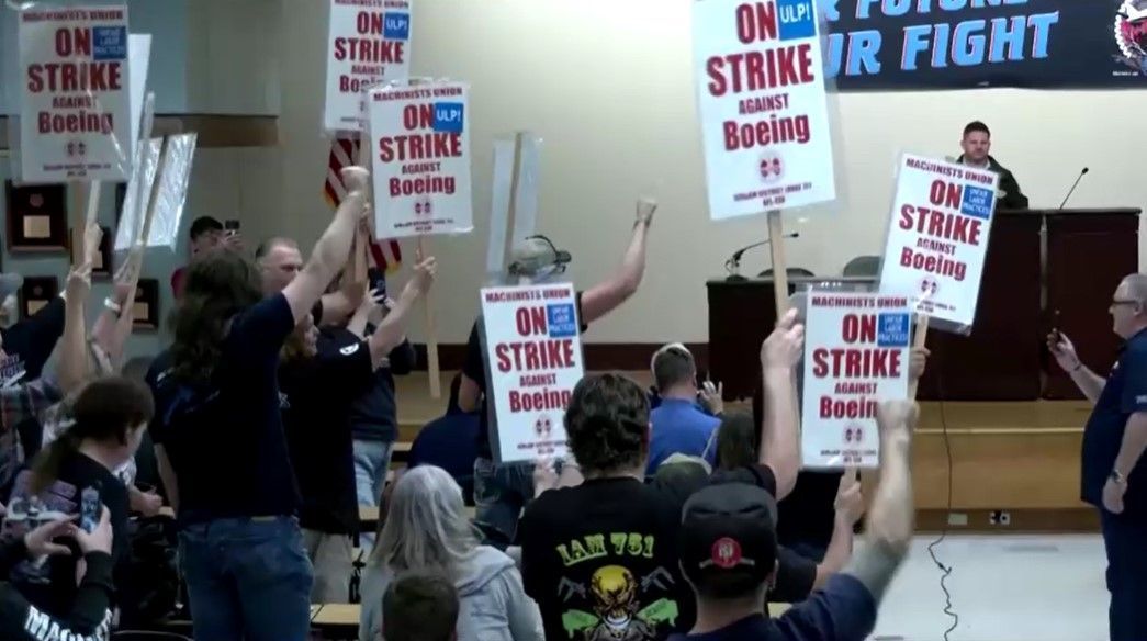 Membros do sindicado da Boeing em conversa sobre instauração de uma greve em 13 de setembro de 2024