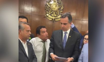 Oposição entrega pedido de impeachment de Moraes a Pacheco