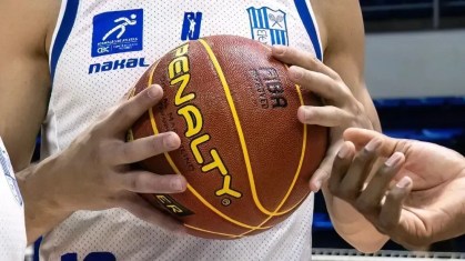 Bola do NBB para a temporada 2024/2025, segurada por Rafa Mineiro, ala-pivô do KTO Minas