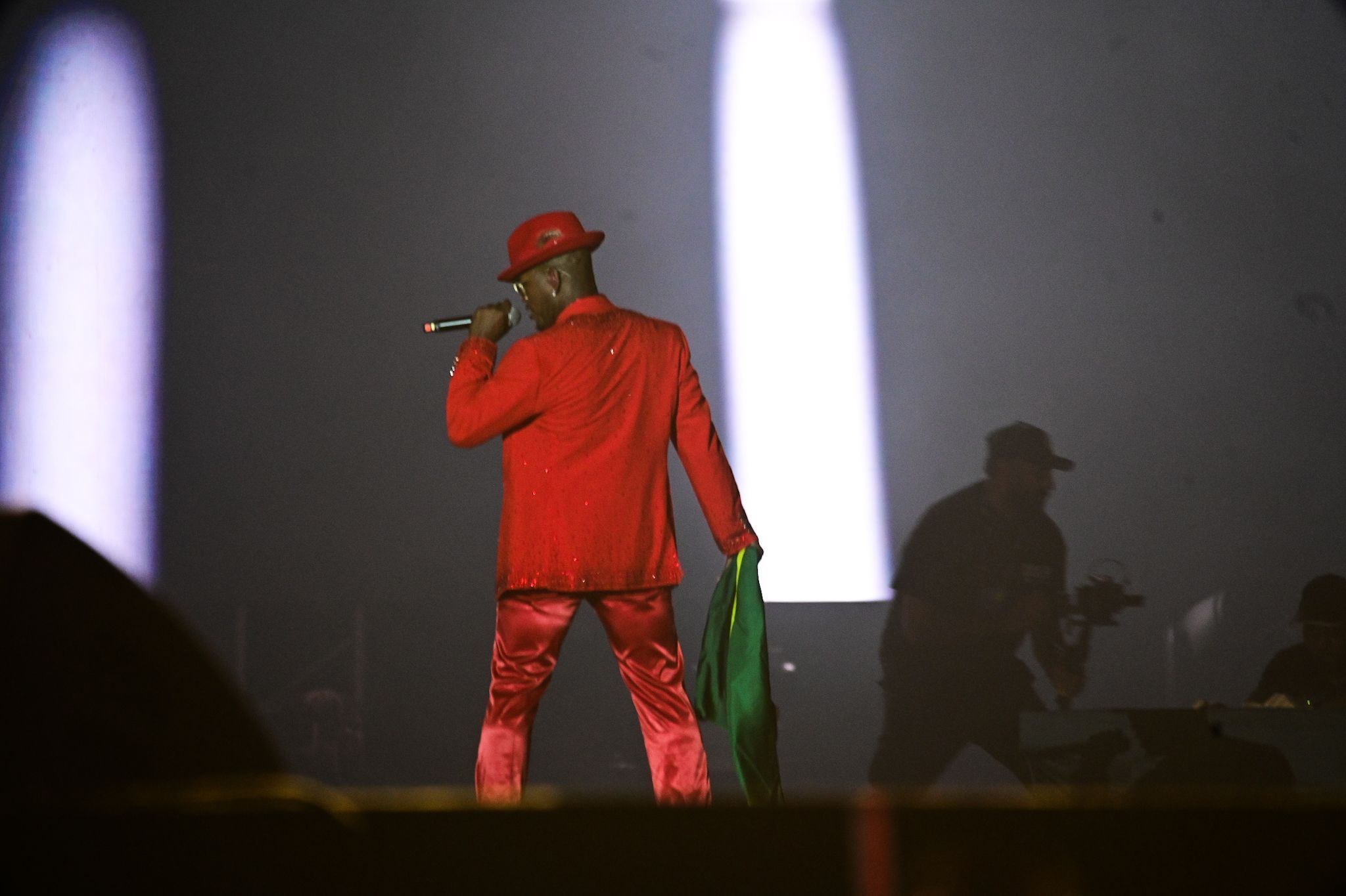 Ne-Yo com bandeira do Brasil no palco Mundo do Rokc in Rio • Leo Franco / AgNews