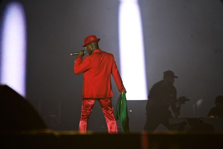 Ne-Yo com bandeira do Brasil no palco Mundo do Rokc in Rio • Leo Franco / AgNews