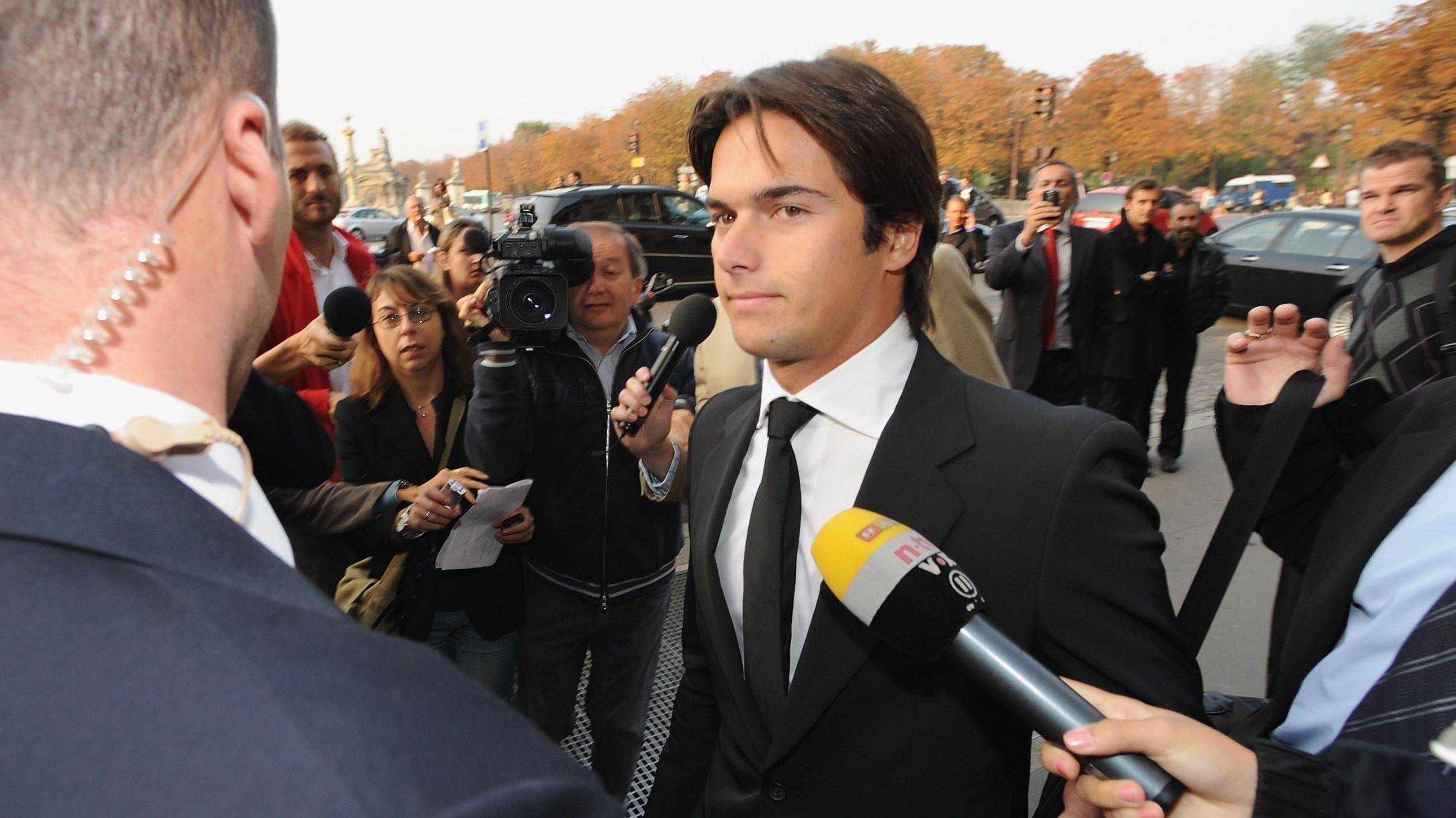 Nelson Piquet Jr chegando à sede da FIA para participar da audiência do Conselho Mundial de Automobilismo