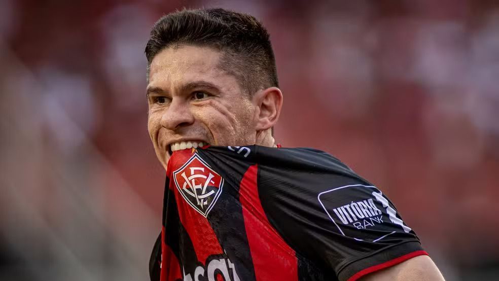 Osvaldo em ação durante jogo do Vitória; atacante está internado