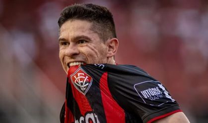 Osvaldo em ação durante jogo do Vitória; atacante está internado