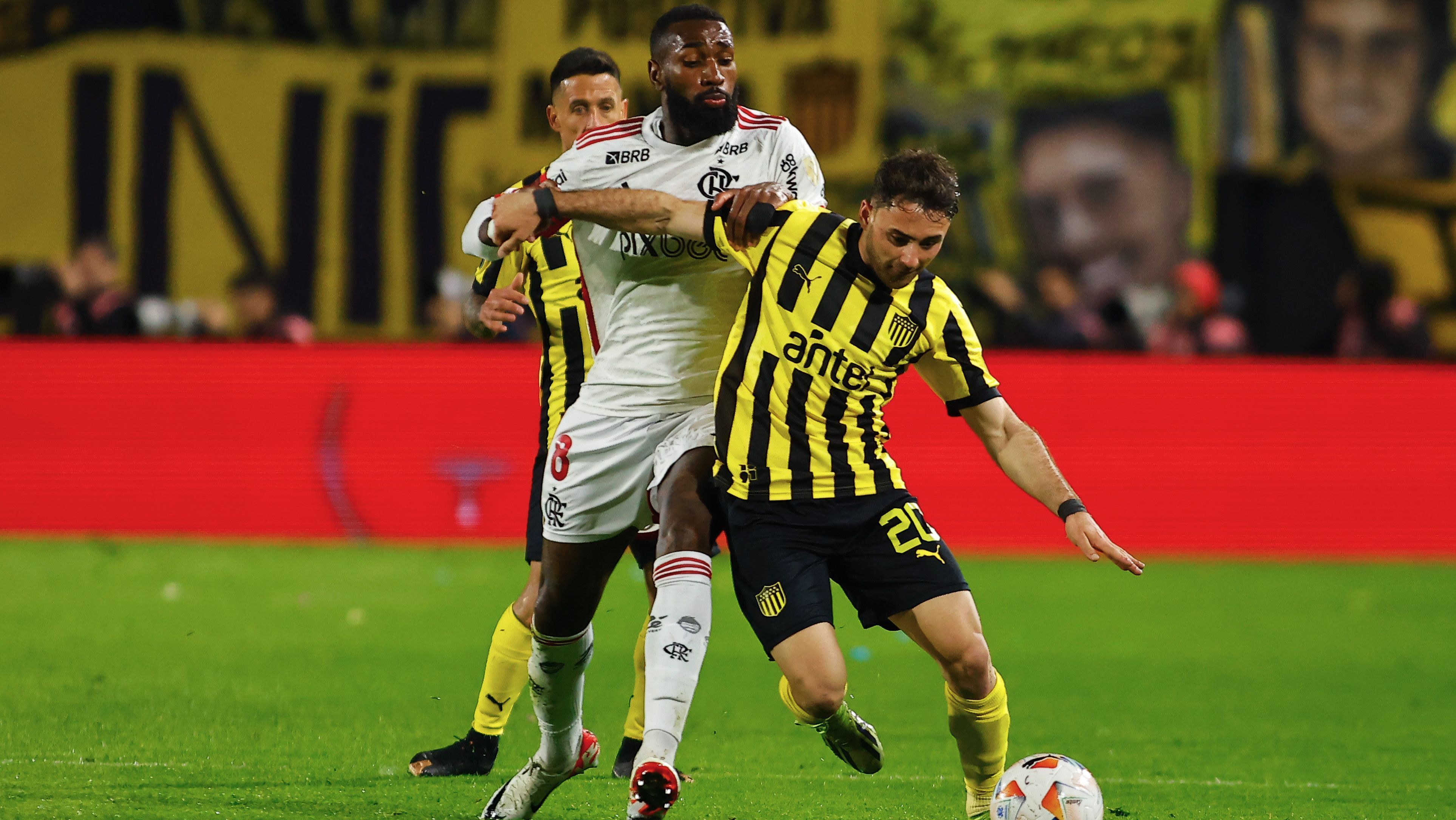 Disputa de bola no jogo Peñarol x Flamengo