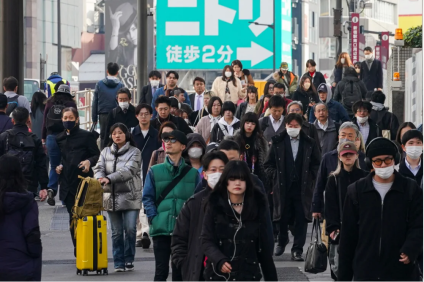 Pessoas indo para o trabalho pela manhã caminham por uma rua em Tóquio em 15 de fevereiro de 2024.