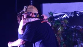 Pitty abraça Marcelo D2 durante show do Planet Hemp no Rock in Rio 2024