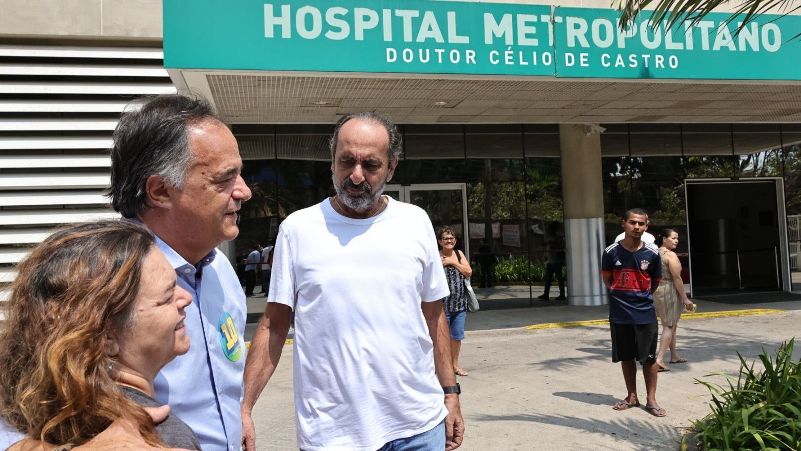 Tramonte (à esquerda) visitou hospital ao lado de ex-prefeito Alexandre Kalil (de camiseta branca) • Divulgação
