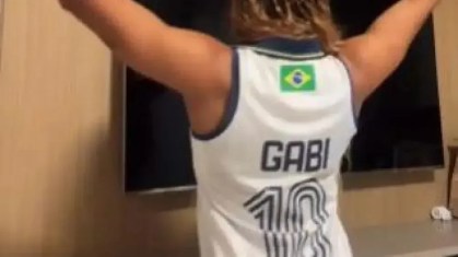 Rebeca Andrade publicou vídeo usando camisa personalizada de Gabi, do vôlei